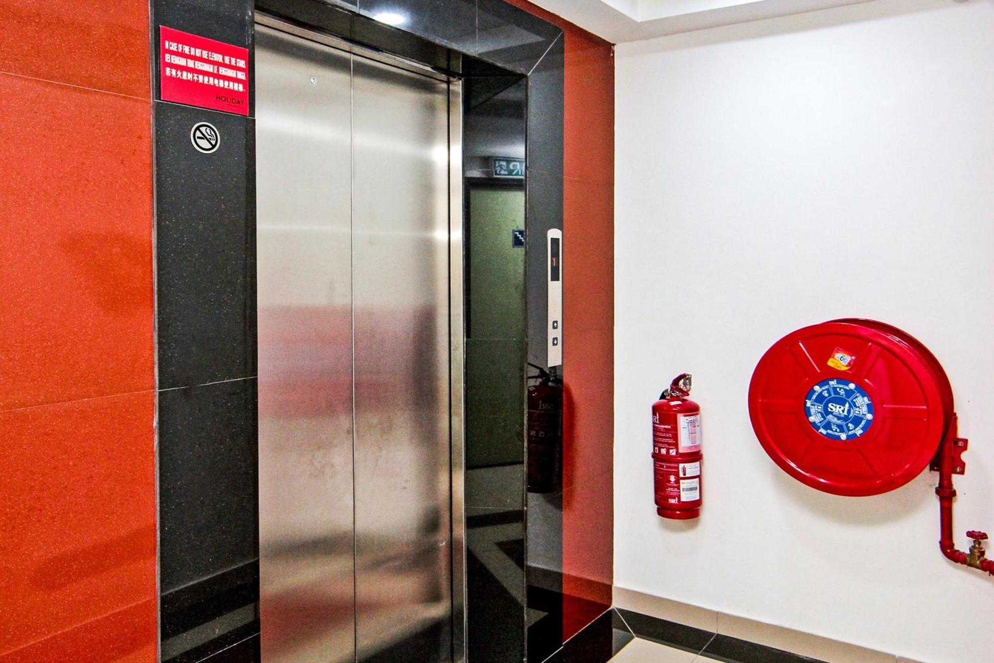 Oyo 44054 Holiday Mansion Inn Sibu Ngoại thất bức ảnh